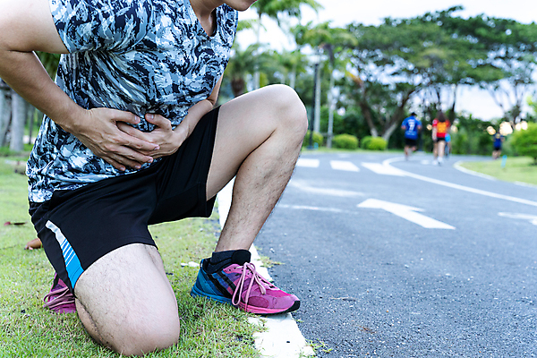포토 JPG 해외이미지 남자 한명 상반신 성인 야외 옆모습 고통 잡기 무릎꿇기 복통 주산 성인남자한명만 해외202009 해외포토 1 감정 뷰포인트 모션 사람 질병 남자한명만 성인남자만 파일형식