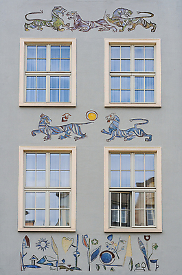 포토 JPG 해외이미지 벽 창문 아파트 주택 미술 사람없음 장식 컬러풀 페인트 골동품 화려 역사 재산 묘사 그림 복고 안심 폴란드 공동주택 개조 해외202009 해외포토 유럽 컬러 컨셉 문화예술 육류 건물 금융 파일형식