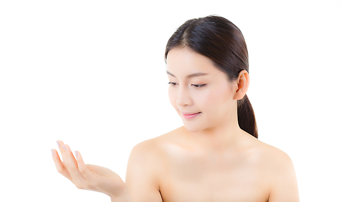 포토 JPG 해외이미지 손 응시 여자 한명 사람 동양인 손짓 상반신 성인 앞모습 뷰티 피부관리 흰배경 성인여자한명만 해외202009 해외포토 1 시선 뷰포인트 백그라운드 모션 인종 신체부위 흰색 여자한명만 성인여자만 파일형식