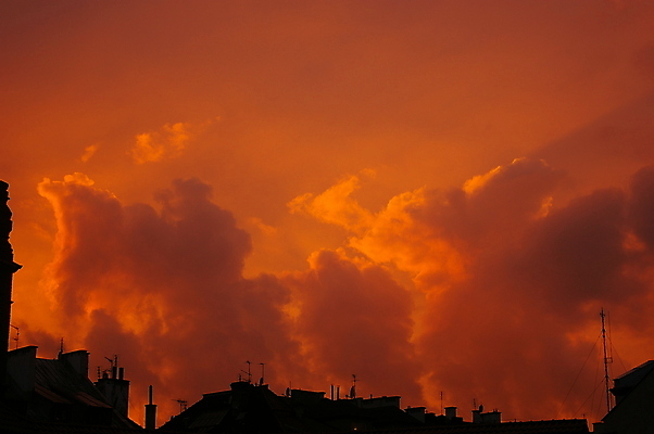 포토 JPG 해외이미지 구름 여행 오렌지 하늘 지붕 사람없음 빛 햇빛 노란색 황혼 일몰 황금 저녁 옥상 광택 폴란드 크라쿠프 해외202009 해외포토 자연요소 유럽 컬러 과일 태양 노을 야간 파일형식