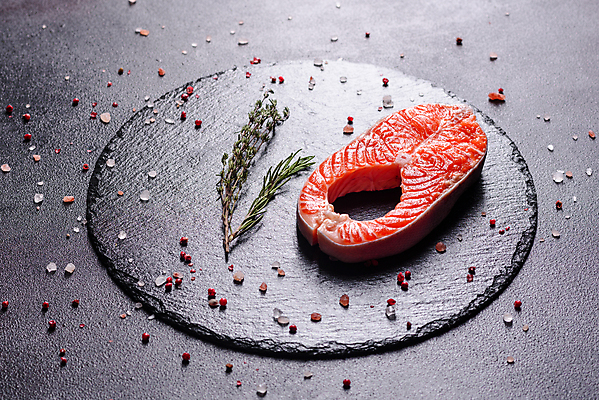 포토 JPG 해외이미지 접시 음식 바다 조각 백그라운드 다이어트 재료 탁자 건강 육류 어류 스테이크 요리 사람없음 빨간색 식당 검은색 식사 저녁식사 어둠 신선 맛 그릴 정상 먹기 레몬 허브 해산물 준비 날것 소금 연어 로즈메리 점심식사 생식 송어 맛있는 해외202009 해외포토 식물 식기 컬러 가구 컨셉 과일 식재료 모션 주방용품 서양음식 상점 수중동물 파일형식