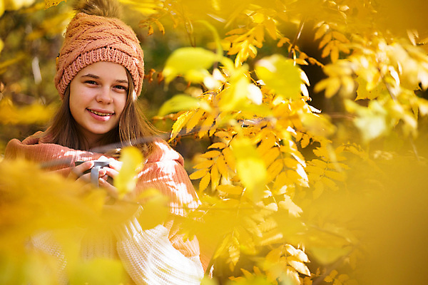 포토 JPG 해외이미지 백인 모자 라이프스타일 손 계절 공원 여자 행복 커피 음료 백그라운드 잎 오렌지 자연 아침 따뜻함 한명 미소 사람 야외 10대 컵 금발 노란색 맑음 기쁨 가을 전원 잡기 뜨거움 차 숲 스웨터 코코아 10월 내추럴 마시멜로우 해외202009 해외포토 주간 서양인 식물 1 헤어스타일 식기 잡화 공공시설 감정 컬러 상의 과일 모션 청소년 날씨 디저트 표정 생활 신체부위 날짜 전기에너지 생태계 파일형식