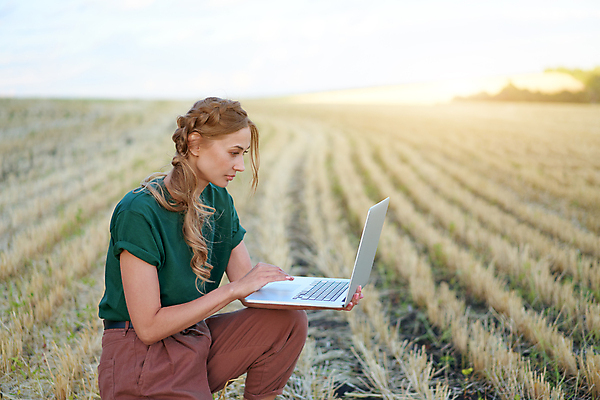 포토 JPG 해외이미지 백인 직업 여자 산업 밭 농업 모바일 노동자 한명 서기 사람 노트북 컴퓨터 농경지 디지털 자료 앞치마 정보 수확 성장 시골 잡기 작업 농부 땅 밀 무선전화기 스마트 분석 긍정 감시 멀리 혁명 밭일 세련 해외202009 해외포토 서양인 1 컨셉 모션 곡류 전자제품 농장 전화기 파일형식