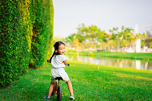 포토 JPG 해외이미지 라이프스타일 공원 행복 도로 어린이 스포츠 놀이 거리 건강 한명 동양인 취미 야외 초록색 운동 정원 자전거 승차 저녁 순환 걸음마 해외202009 해외포토 1 공공시설 감정 길 컬러 교통시설 모션 사람 인종 생활 바이크 야간 파일형식