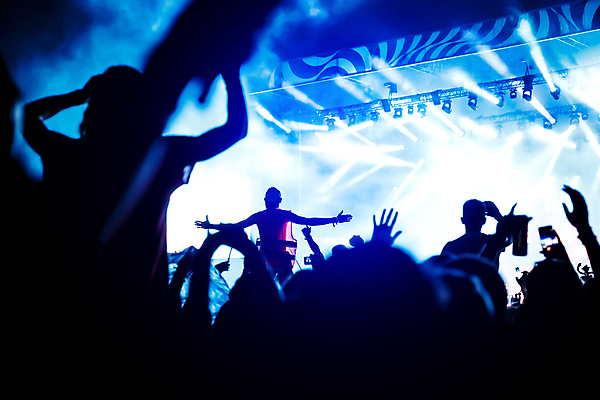 포토 JPG 해외이미지 라이프스타일 행복 실루엣 무기 음악 백그라운드 휴가 새로움 바닥 기념 관리 사람 이벤트 사람없음 파란색 빛 노란색 파티 축제 콘서트 기쁨 무대 춤 악단 부채 그룹 군중 야간 큼 DJ 클럽 디스코 오르기 쇼 팝 생존 유흥 해외202009 해외포토 자연요소 감정 컬러 컨셉 모션 문화예술 촬영기법 생활 공연 크기 파일형식