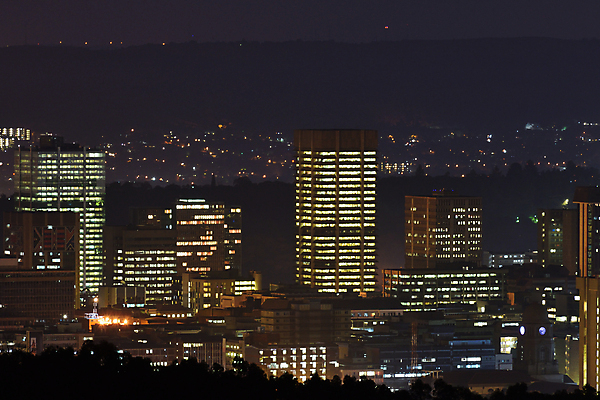 포토 JPG 해외이미지 여행 백그라운드 비즈니스 건축양식 창문 아프리카 전등 아파트 풍경 사람없음 건물 가로 금융 빛 도시풍경 사무실 노란색 사진촬영 고층빌딩 새벽 블록 회색 도시 도심 야간 저녁 네온 스카이라인 빛망울 남아프리카 콘크리트 유흥 해외202009 해외포토 자연요소 건축물 건축 나라 컬러 조명 주택 빌딩 경제 촬영 파일형식