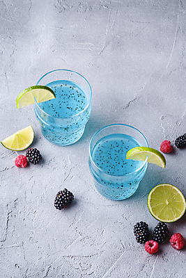 포토 JPG 해외이미지 조각 잔 사람없음 파란색 칵테일 레몬 슬라이스 산딸기 블랙베리 콘크리트 카피스페이스 해외202009 치아시드 해외포토 식기 컬러 과일 주류 씨앗 공백 파일형식