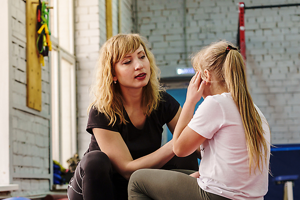 포토 JPG 해외이미지 라이프스타일 헤어스타일 여자 딸 행복 어린이 가족 엄마 휴식 천사 주택 함께함 실내 관리 설명 사람 두명 노트북 금발 침묵 흰색 춤 차 작음 연도 연습 체육관 공평 7 해외202009 해외포토 감정 음료 컬러 컨셉 관계 모션 문화예술 내부 건물 생활 전자제품 숫자 소리 크기 파일형식