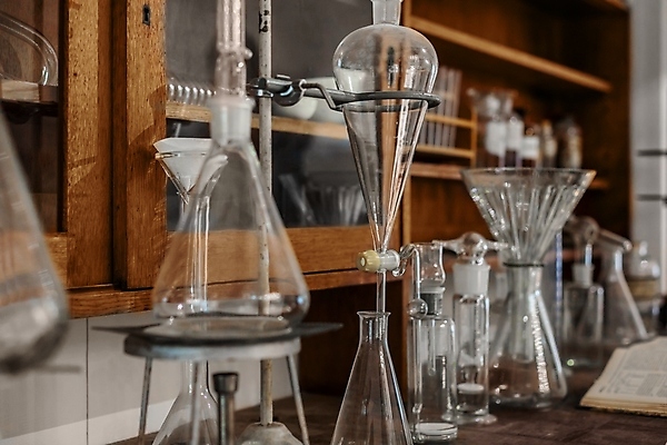 포토 JPG 해외이미지 과학 백그라운드 유리 탁자 선반 실험 사람없음 목재 컬러풀 약 의사 수확 중세 실험실 역 약국 과학자 책상 분석 복고 튜브 공식 엘리먼트 옛날 화학물질 해외202009 해외포토 나무 직업 컬러 가구 컨셉 농업 재료 의학 교통시설 재질 의료진 화학 역사 학자 파일형식