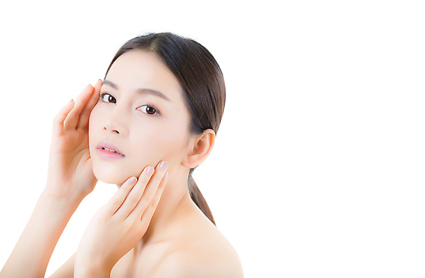 포토 JPG 해외이미지 손 응시 여자 한명 동양인 상반신 성인 뷰티 피부 피부관리 흰배경 성인여자한명만 해외202009 해외포토 1 시선 백그라운드 사람 인종 신체부위 흰색 여자한명만 성인여자만 파일형식