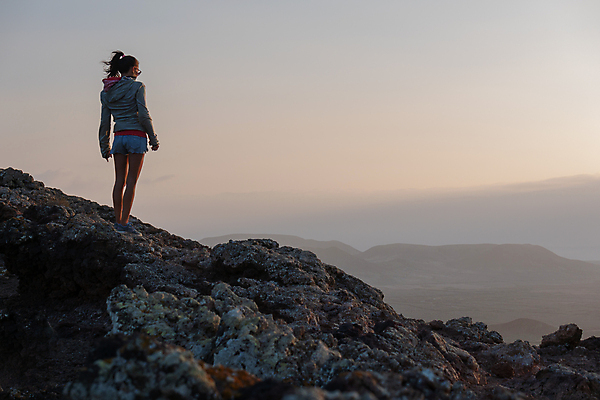 포토 JPG 해외이미지 라이프스타일 여자 행복 스포츠 여행 백그라운드 배낭 자연 하늘 성공 휴가 산 한명 풍경 야외 여행객 걷기 계곡 일몰 등산 트래킹 하이킹 자유 정상 고도 언덕 화산 백패커 절정 하이커 수평선 자극 해외202009 해외포토 1 감정 컨셉 가방 모션 레저 사람 생활 노을 생태계 파일형식