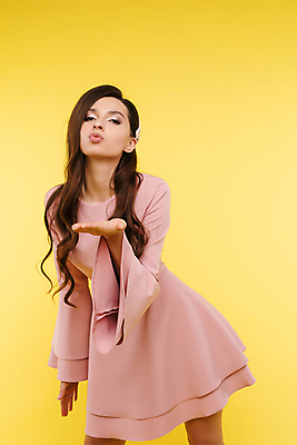 포토 JPG 해외이미지 백인 모델 라이프스타일 헤어스타일 응시 드레스 옷 여자 행복 분홍색 포즈 백그라운드 날씨 실내 따뜻함 한명 미소 사람 10대 세로 여름 노란색 유행 봄 신선 큼 날씬함 고립 스타일링 스타일 해외202009 해외포토 서양인 1 시선 계절 감정 컬러 청소년 표정 내부 생활 크기 몸매 파일형식