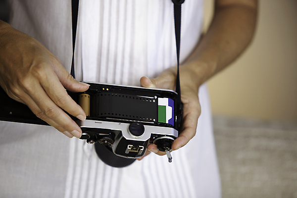 포토 JPG 해외이미지 컨셉 통신 모바일 새로움 세포 기술 관리 창조 선물 사람 사람없음 노트북 스마트폰 갈색 카메라 디지털 장비 수확 골동품 잡기 비교 메시지 역사 변화 선택 사진사 전화기 필름 향수 복고 전자 과거 진행 혁명 옛날 해외202009 해외포토 컬러 농업 모션 전자제품 핸드폰 스마트기기 화장품 작가 파일형식