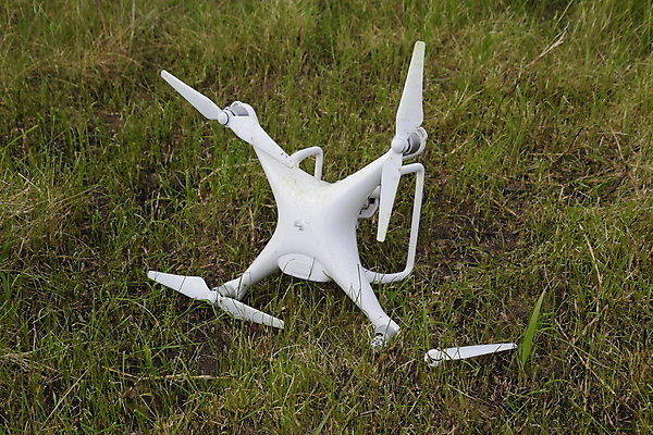 포토 JPG 해외이미지 사람없음 야외 손상 장비 고장 로봇 프로펠러 드론 해외202009 해외포토 컨셉 파일형식