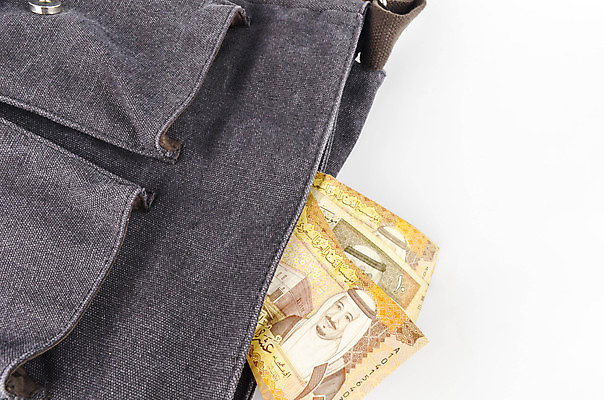 포토 JPG 해외이미지 손 종이 백그라운드 컨셉 지폐 돈 비즈니스 성공 사람없음 금융 경제 쪽지 저축 흰색 잡기 만 시장 재산 중앙 왕 무역 주기 투자 아라비아 기부 계산서 사우디아라비아 월급 대출 고립 아랍어 왕국 해외202009 해외포토 산업 컬러 중동 모션 신체부위 파일형식