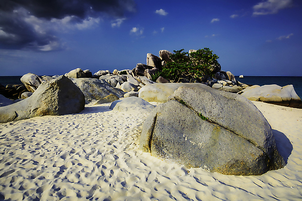 포토 JPG 해외이미지 나무 구름 아시아 모래 바다 섬 여행 자연 하늘 휴가 풍경 사람없음 야외 가로 물 여름 파란색 맑음 바위 시골 인도네시아 장면 내추럴 파라다이스 해외202009 해외포토 자연요소 식물 계절 나라 컬러 날씨 돌_바위 생태계 파일형식
