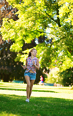 포토 JPG 해외이미지 백인 1 라이프스타일 긴머리 공원 여자 행복 유럽 음식 반바지 자연 휴가 휴식 한명 미소 사람 20대 성인 야외 10대 초록색 여름 금발 달리기 점프 활발 흰색 청바지 날씬함 내추럴 거짓말 해외202009 해외포토 서양인 헤어스타일 계절 공공시설 감정 나라 컬러 컨셉 바지 모션 청소년 표정 청년 생활 몸매 생태계 파일형식
