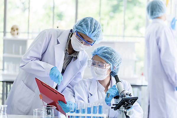 포토 JPG 해외이미지 응시 여자 남자 현미경 실험기구 마스크 들기 사람 동양인 상반신 앞모습 뒷모습 세명 가리킴 성인만 신약개발 해외202009 해외포토 시선 뷰포인트 과학 모션 인종 손짓 개발 파일형식 신약_의학