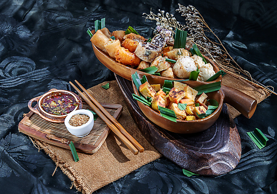 포토 JPG 해외이미지 전통 아시아 음식 백그라운드 잎 포장 태국 고추 디저트 콩 건강 요리 동양인 사람없음 목재 장식 식사 중국 튀김 달콤 맛 먹기 슬라이스 반죽 롤 땅콩 밀가루 폭식 깊이 채식주의자 총각무 페스츄리 핸드메이드 개조 비건 맛있는 해외202009 해외포토 나무 식물 나라 빵 컨셉 채소 재료 모션 곡류 인종 견과류 무 가루 채식 파일형식