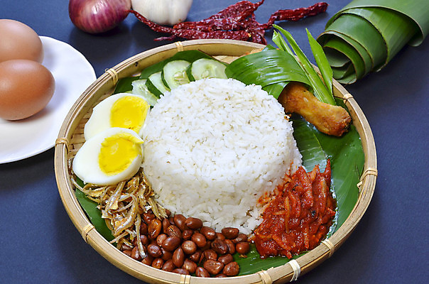 포토 JPG 해외이미지 전통 접시 아시아 문화 음식 백그라운드 잎 고추 밥 오이 바나나 요리 동양인 사람없음 계란 식사 치킨 튀김 흰색 아침식사 향신료 매움 향기 인도네시아 땅콩 지역 코코넛 말레이시아 싱가폴 인기 맛있는 해외202009 해외포토 식물 식기 나라 컬러 채소 과일 인종 알 견과류 맛 냄새 닭고기요리 향미료 파일형식