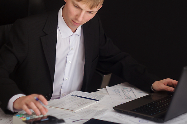 포토 JPG 해외이미지 직업 남자 회사 사업가 청소년 성공 설계 노동자 직장 사람 정장 사람없음 금융 사무실 독서 펜 업무 작업 비즈니스맨 자신감 감독 계획 대표 자르기 종업원 책상 동료 컨설턴트 경영자 문서 결재 서명 회계 경영 고용 분석가 해외202009 해외포토 옷 감정 가구 컨셉 비즈니스 관계 모션 경제 필기구 구직 직장인 전문직 상담 리더 채용 파일형식