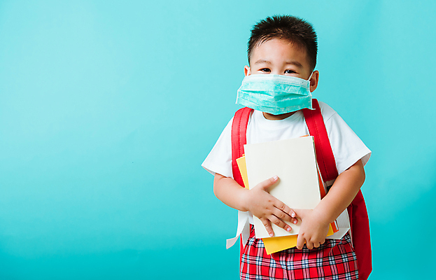 포토 JPG 해외이미지 학생 어린이 학교 건강 마스크 한명 들기 안전 동양인 소년 상반신 앞모습 책 파란색 파란배경 소년한명만 코로나바이러스 포스트코로나 해외202009 델타변이바이러스 위드코로나 해외포토 1 교육 남자 뷰포인트 컬러 백그라운드 모션 사람 인종 바이러스 사회이슈 남자한명만 소년만 파일형식
