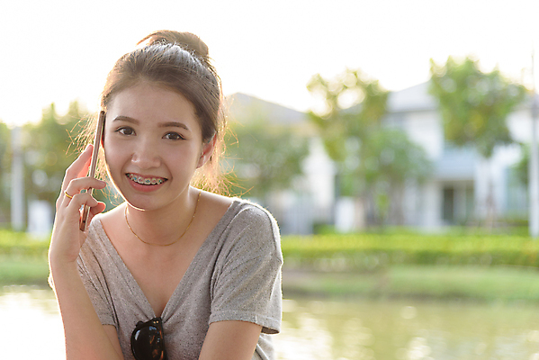 포토 JPG 해외이미지 라이프스타일 손 응시 행복 아시아 분홍색 여행 백그라운드 인터넷 가방 오렌지 놀이 모바일 휴가 세포 한명 사람 동양인 야외 빛 스마트폰 핸드폰 노란색 여행객 정원 검은색 일몰 광선 타이핑 잡기 메시지 저녁 연결 스마트 보케 얼룩말 소셜 해외202009 해외포토 1 시선 잡화 감정 나라 컬러 컨셉 과일 모션 인종 생활 신체부위 전자제품 스마트기기 노을 말_동물 야간 파일형식