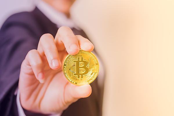 포토 JPG 해외이미지 물결 컨셉 돈 인터넷 비즈니스 한명 금융 경제 쇼핑 디지털 동전 검은색 성장 흰색 지갑 시장 황금 구매 은색 발굴 무역 투자 전자 온라인 토막 매각 가상 해외202009 해외포토 1 산업 컬러 사람 재산 파일형식