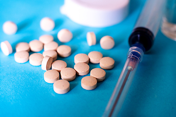 포토 JPG 해외이미지 컨셉 건강 주사기 사람없음 치료 파란색 알약 약 건강관리 고통 실험실 바이러스 질병 약국 감염 처방 주사약 조제 백신 예방접종 전염병 항생제 해외202009 해외포토 감정 컬러 의학 의료기기 실험 관리 만들기 접종 파일형식