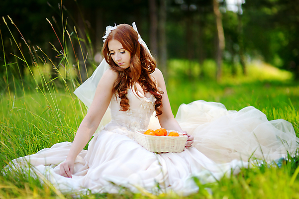 포토 JPG 해외이미지 주간 공원 여자 신부 결혼 결혼식 한명 앉기 상반신 성인 야외 옆모습 성인여자한명만 해외202009 해외포토 자연요소 1 공공시설 뷰포인트 모션 사람 이벤트 여자한명만 성인여자만 파일형식
