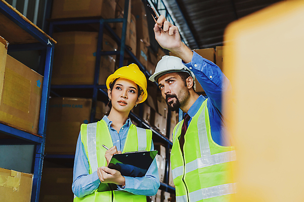 포토 JPG 해외이미지 서기 들기 상반신 성인 두명 앞모습 가리킴 소프트포커스 물류창고 성인만 해외202009 해외포토 뷰포인트 모션 촬영기법 사람 손짓 창고 파일형식