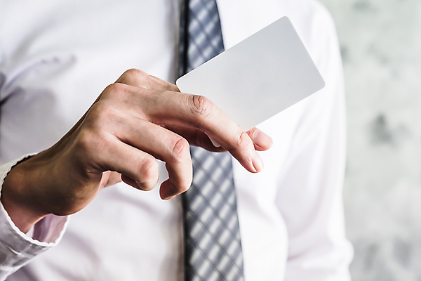 포토 JPG 해외이미지 직업 1 손 남자 컨셉 비즈니스 명함 넥타이 사람 사람없음 검은색 공백 흰색 잡기 비즈니스맨 신용카드 발표 메시지 보여주기 마케팅 해외202009 해외포토 잡화 컬러 모션 신체부위 금융 직장인 파일형식