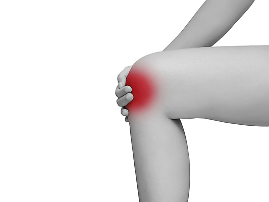 포토 JPG 해외이미지 흑백 실내 신체부위 고통 하반신 잡기 관절염 무릎 무릎통증 해외202009 해외포토 감정 모션 촬영기법 사람 내부 질병 파일형식