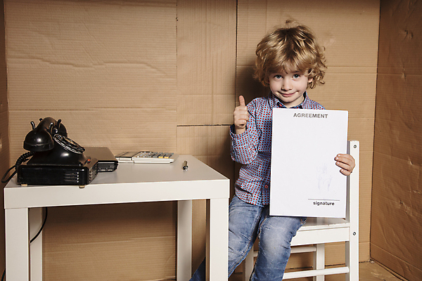 포토 JPG 해외이미지 전신 응시 남자 행복 종이 어린이 비즈니스 한명 들기 앉기 소년 앞모습 상자 사무실 기쁨 업무 비즈니스맨 작음 계약 경영자 문서 따봉 보여주기 서명 고용 소년만 소년한명만 해외202009 해외포토 1 시선 감정 뷰포인트 모션 사람 구직 최고 작업 직장인 크기 리더 채용 남자만 남자한명만 어린이만 파일형식