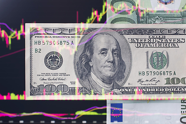 포토 JPG 해외이미지 유럽 컨셉 지폐 돈 비즈니스 그래프 사람없음 금융 경제 노트북 컴퓨터 모니터 자료 저축 정보 유로 시장 주식 중개인 분석 무역 투자 결제 인덱스 이익 계산서 경영 마케팅 수입 프리랜서 해외202009 해외포토 직업 나라 산업 전자제품 재산 파일형식