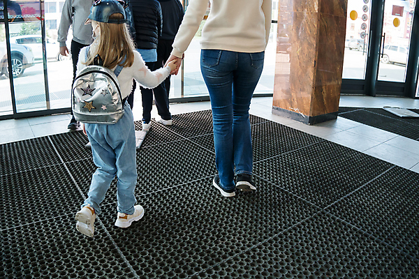 포토 JPG 해외이미지 백인 학생 손 여학생 딸 어린이 로우앵글 여행 신발 가방 배낭 가족 엄마 출입구 함께함 한명 사람 소녀 두명 뒷모습 청춘 금발 문 걷기 침묵 하이킹 아기 잡기 복도 공항 탈출 신학기 해외202009 해외포토 서양인 1 헤어스타일 잡화 여자 뷰포인트 컨셉 관계 교통시설 모션 레저 신체부위 소리 파일형식