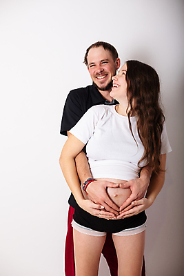 포토 JPG 해외이미지 모양 손 커플 여자 남자 행복 어린이 신체 가족 포옹 엄마 남편 새로움 함께함 건강 사랑 사람 성인 두명 희망 임산부 임신 흰색 하트 아기 아내 아빠 예측 돌봄 해외202009 해외포토 감정 컬러 컨셉 관계 안기 모션 신체부위 파일형식