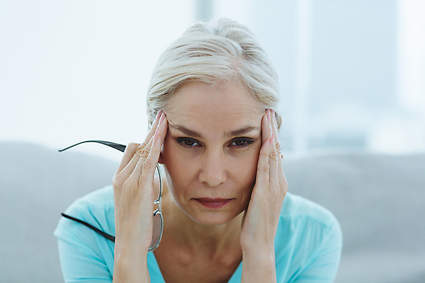 포토 JPG 해외이미지 서양인 여자 안경 중년 50대 실내 한명 상반신 앞모습 고통 두통 중년여자한명만 해외202009 해외포토 외국인 1 잡화 감정 뷰포인트 사람 성인 내부 질병 여자한명만 중년여자만 파일형식