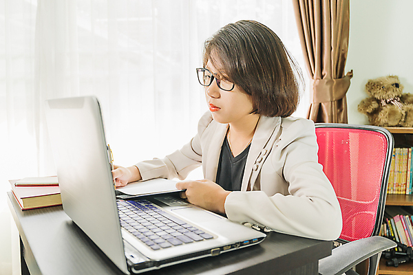 포토 JPG 해외이미지 여자 안경 비즈니스 실내 한명 앉기 상반신 성인 옆모습 노트북 프리랜서 성인여자한명만 안경낌 해외202009 해외포토 직업 1 잡화 뷰포인트 모션 사람 내부 전자제품 여자한명만 성인여자만 파일형식