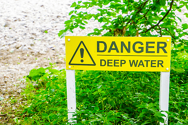 포토 JPG 해외이미지 텍스트 영국 잉글랜드 경고 안전 사람없음 야외 물 노란색 검은색 정보 보호 위험 심볼 사인 조심 깊이 주목 해외202009 해외포토 자연요소 유럽 컬러 컨셉 파일형식