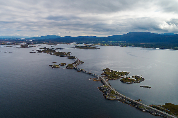 포토 JPG 해외이미지 디자인 유럽 도로 바다 여행 백그라운드 자연 하늘 산 안테나 노르웨이 풍경 사람없음 물 여름 저녁 아스팔트 그림 북쪽 대서양 드론 스칸디나비아 해외202009 해외포토 자연요소 계절 나라 길 통신 교통시설 야간 방향 생태계 파일형식