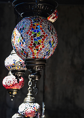 포토 JPG 해외이미지 전통 디자인 아시아 문화 여행 백그라운드 무늬 유리 이스탄불 매달리기 선물 미술 동양인 사람없음 장식 빛 컬러풀 지구본 상점 활발 골동품 등불 램프 시장 이슬람교 기념품 모자이크 동쪽 칠면조 놋쇠 아랍어 핸드메이드 스타일 세련 해외202009 튀르키예 해외포토 나라 종교 컬러 컨셉 모션 재질 조류 문화예술 조명 인종 방향 오브젝트 파일형식