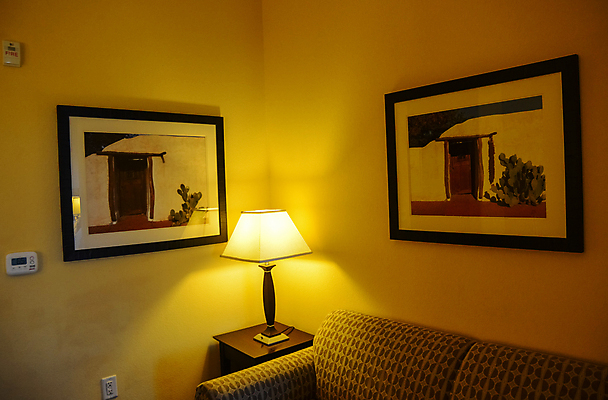 포토 JPG 해외이미지 디자인 여행 가구 건축양식 호텔 휴식 아파트 주택 실내 사람없음 내부 장식 빛 침실 방 낭만 침대 램프 플랫 고급 우아함 리빙 여관 주거지 안락 해외202009 해외포토 건축 생활용품 컨셉 숙소 조명 건물 파일형식