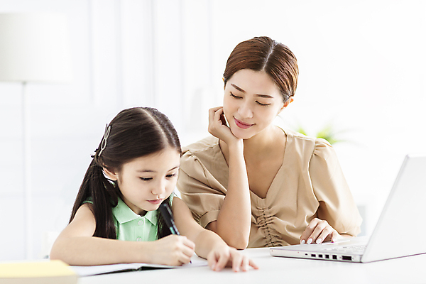 포토 JPG 해외이미지 여자 교육 행복 어린이 거실 가족 모녀 수업 함께함 실내 동양인 상반신 성인 두명 앞모습 노트북 공책 턱괴기 책상 온라인 프리랜서 여자만 해외202009 해외포토 직업 딸 감정 뷰포인트 가구 컨셉 관계 모션 엄마 문구용품 사람 인종 내부 전자제품 파일형식