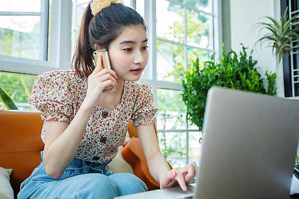 포토 JPG 해외이미지 여자 비즈니스 실내 한명 들기 앉기 성인 옆모습 노트북 스마트폰 통화 프리랜서 성인여자한명만 해외202009 해외포토 직업 1 뷰포인트 모션 사람 내부 전자제품 핸드폰 스마트기기 여자한명만 성인여자만 파일형식