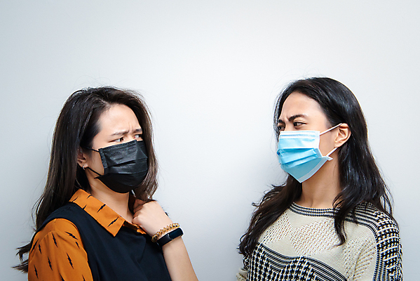 포토 JPG 해외이미지 응시 여자 마스크 안전 사람 동양인 상반신 성인 두명 옆모습 마주보기 찡그림 질병 흰배경 성인여자만 코로나바이러스 포스트코로나 해외202009 델타변이바이러스 위드코로나 해외포토 시선 뷰포인트 백그라운드 의학 모션 표정 인종 흰색 바이러스 사회이슈 여자만 성인만 파일형식