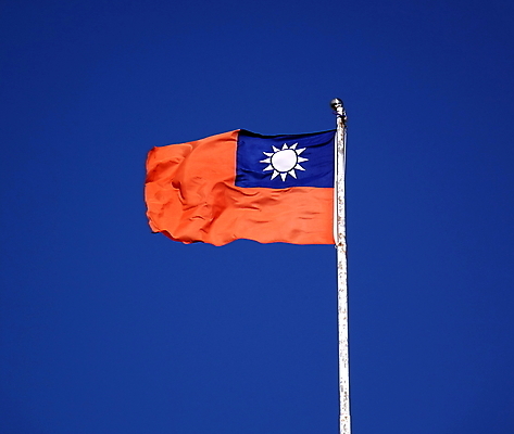 포토 JPG 해외이미지 하늘 바람 사람없음 빨간색 파란색 햇빛 깃발 직물 대만 심볼 사인 깃대 표준 해외202009 해외포토 자연요소 아시아 컬러 날씨 태양 파일형식