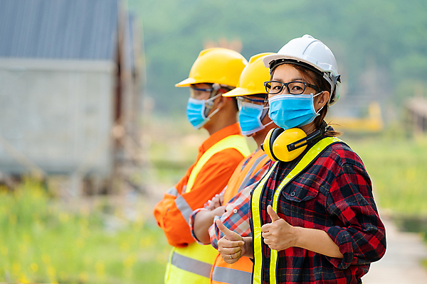 포토 JPG 해외이미지 직업 산업 아시아 얼굴 비즈니스 공장 설계 노동자 건강 가면 안전 사람 동양인 세명 중국 기계 고통 죽음 업무 작업실 엔지니어 바이러스 제조 보호 헬멧 복지 시설 정비공 공학 그만 이산화탄소 해외202009 해외포토 교육 감정 나라 컨셉 공업 인종 신체부위 작업 기술자 보호장비 사회이슈 파일형식