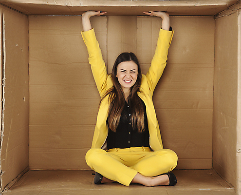 포토 JPG 해외이미지 전신 백인 여자 한명 성인 앞모습 상자 사무실 비즈니스우먼 가부좌 갇힘 답답함 성인여자한명만 해외202009 해외포토 서양인 1 뷰포인트 비즈니스 모션 사람 앉기 직장인 감각 여자한명만 성인여자만 파일형식