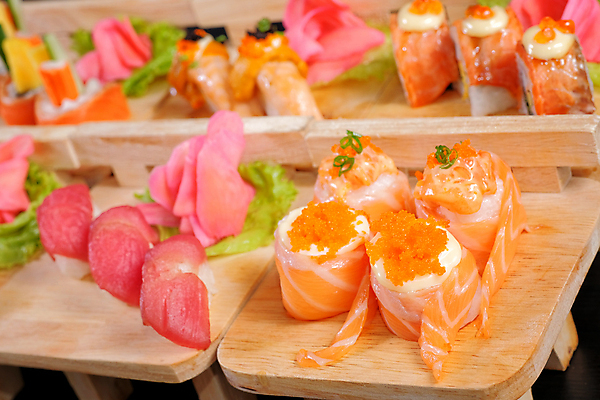 포토 JPG 해외이미지 전통 접시 아시아 음식 조각 백그라운드 잎 다이어트 오렌지 젓가락 밥 오이 건강 어류 요리 동양인 사람없음 목재 빨간색 식당 일본 검은색 식사 저녁식사 초밥 회 흰색 신선 해조류 맛 참치 먹기 해산물 메뉴 준비 날것 롤 캘리포니아 연어 동쪽 점심식사 고립 캐비아 맛있는 해외202009 해외포토 나무 식물 식기 나라 컬러 컨셉 채소 과일 식재료 재료 모션 수저 인종 상점 미국 수중동물 해양식물 방향 일본음식 파일형식